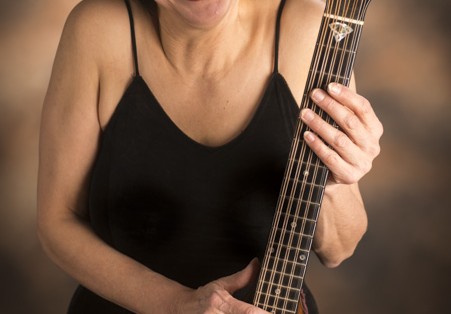 photo of Carol Coronis with her cittern